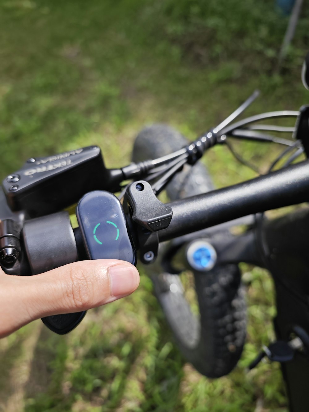 Una persona sostiene el manillar de una bicicleta con una cámara conectada a él