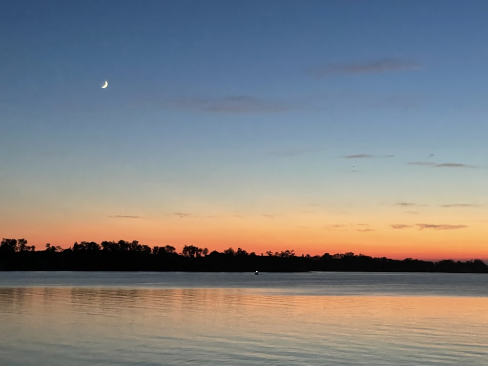 Le soleil se couche sur un plan d’eau