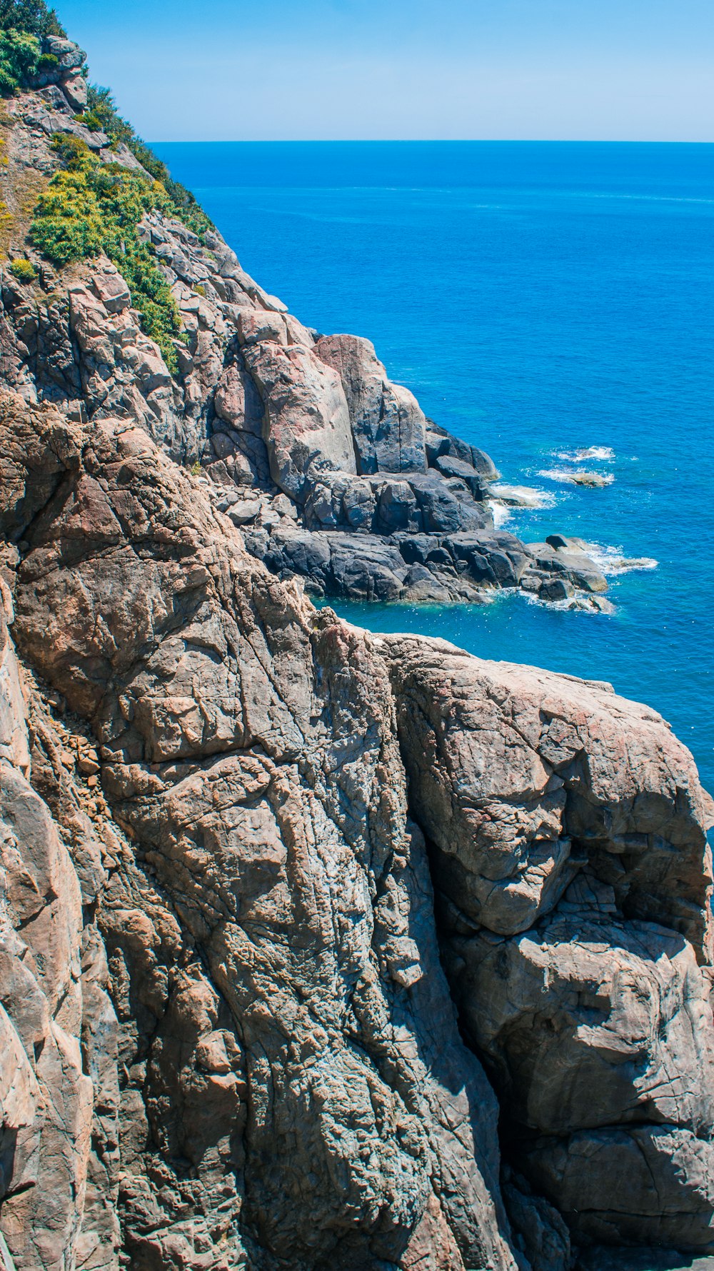 Une vue sur l’océan du haut d’une falaise