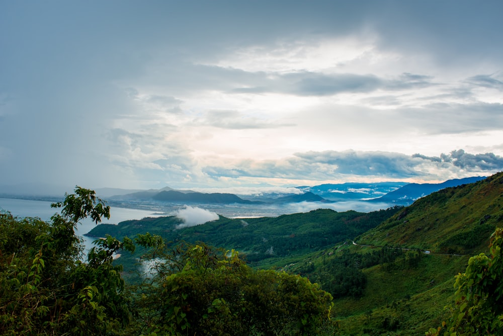 une vue panoramique d’une vallée avec des montagnes en arrière-plan