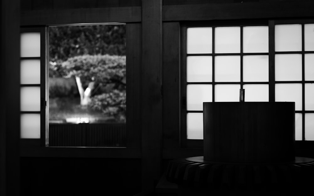 Ein Schwarz-Weiß-Foto einer Lampe und eines Fensters