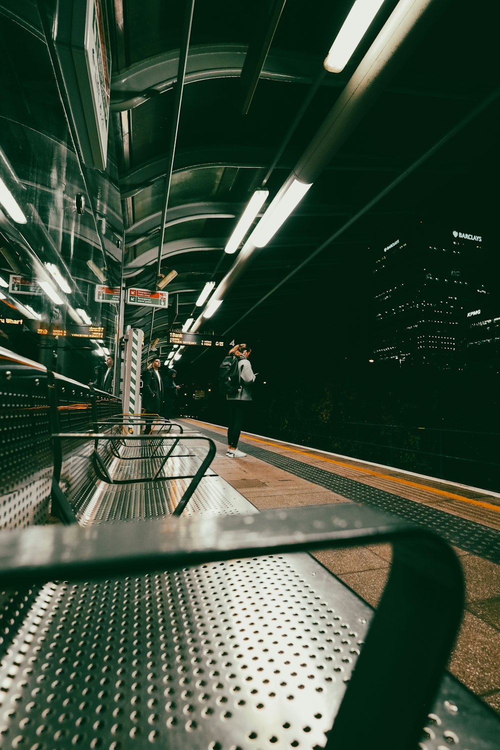 un quai de gare avec une personne debout sur le quai