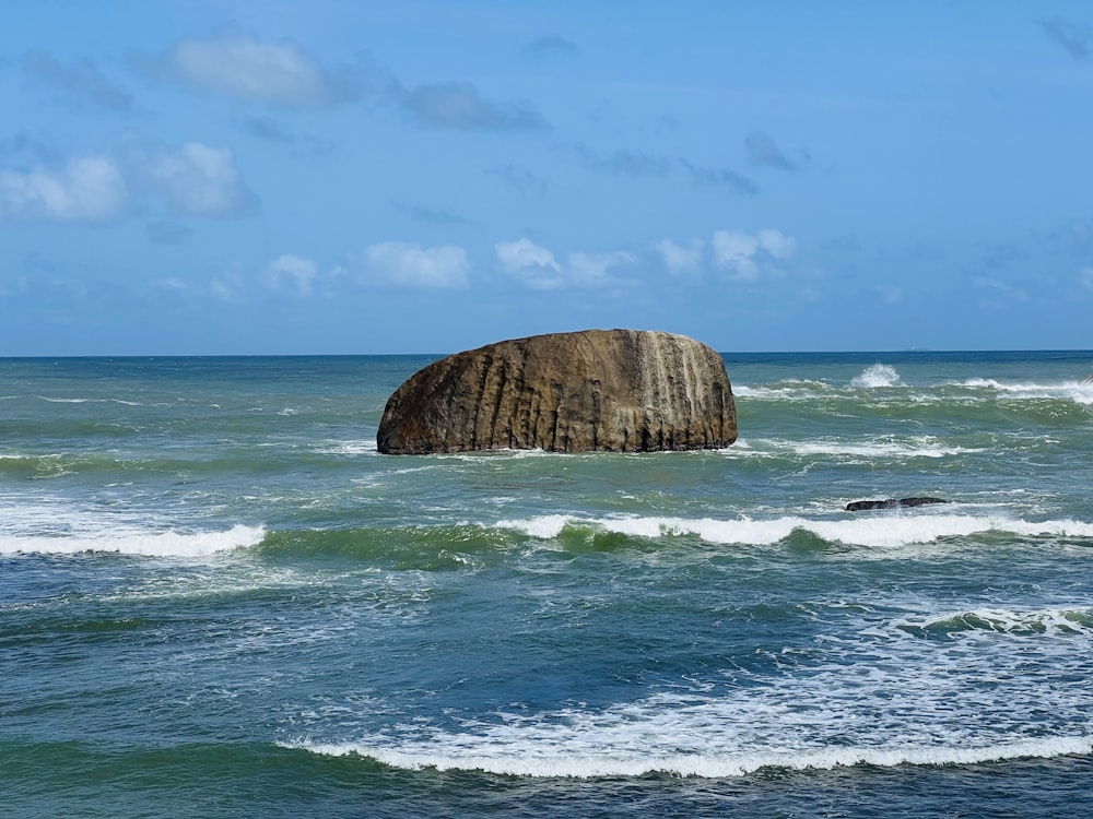 una grande roccia che spunta dall'oceano