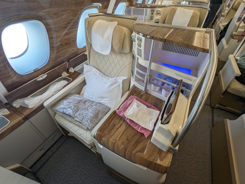 el interior de un avión con una cama y un escritorio