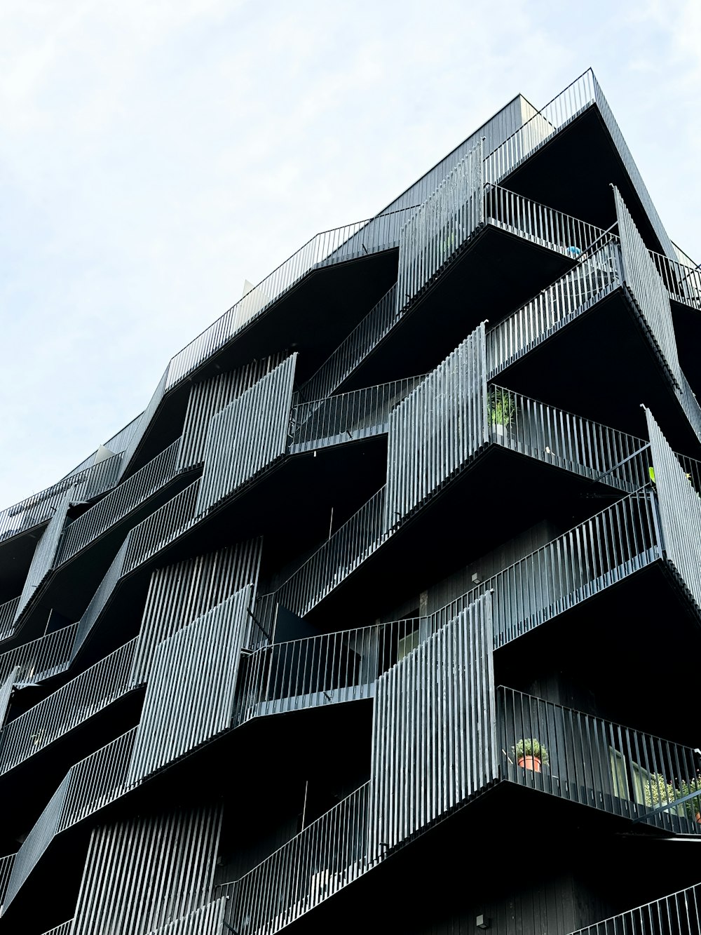 Un edificio muy alto con balcones