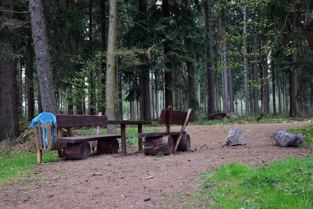 un banco de madera sentado en medio de un bosque
