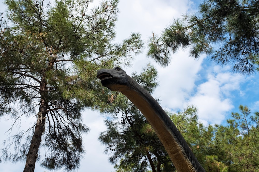 Una imagen de un dinosaurio en el bosque