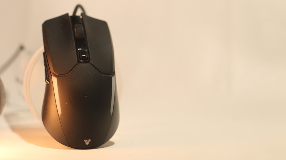 un mouse per computer seduto sopra un tavolo