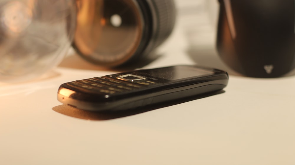 un téléphone portable posé sur une table