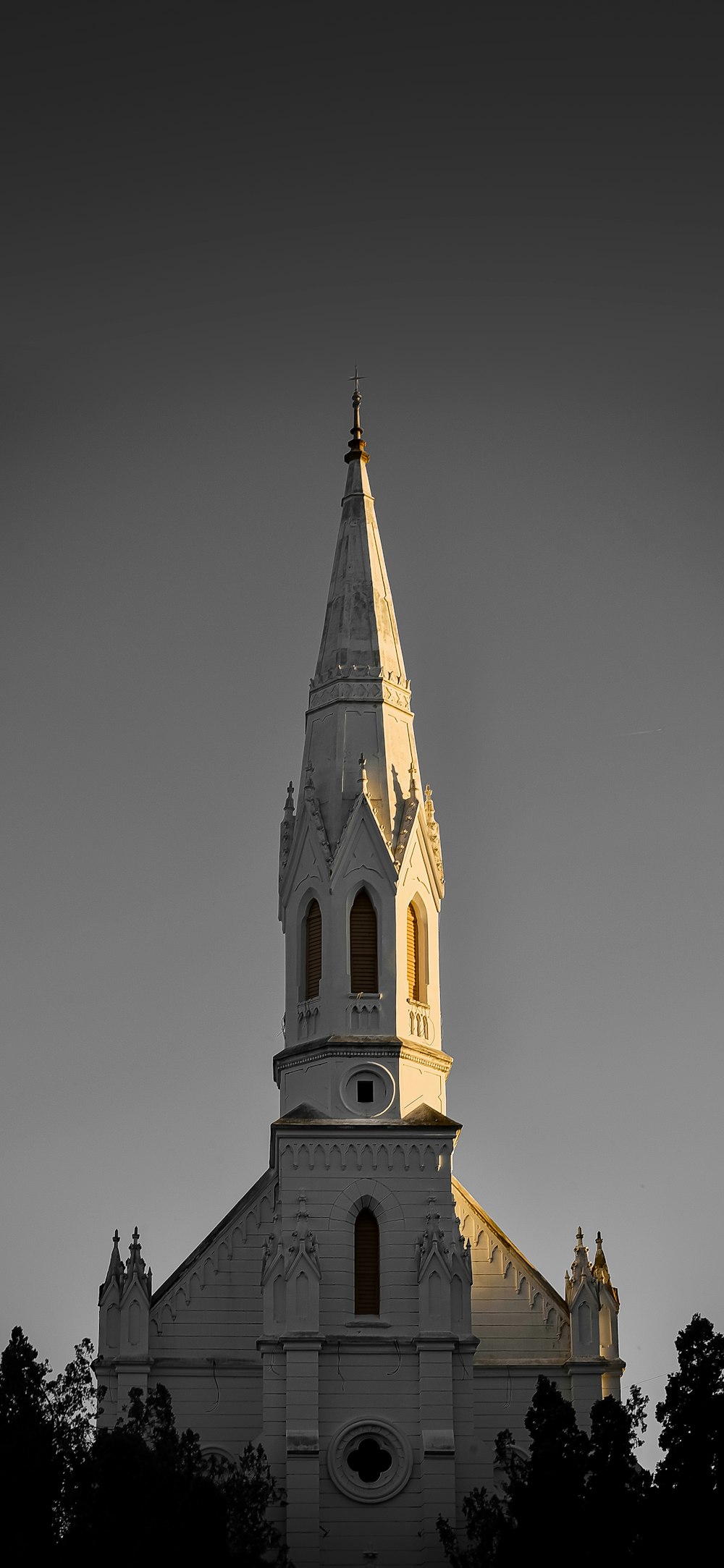 eine Kirche mit einem Kirchturm und einer Uhr darauf