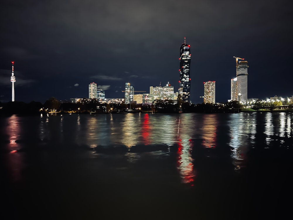 Blick auf eine Stadt bei Nacht von der anderen Seite des Wassers