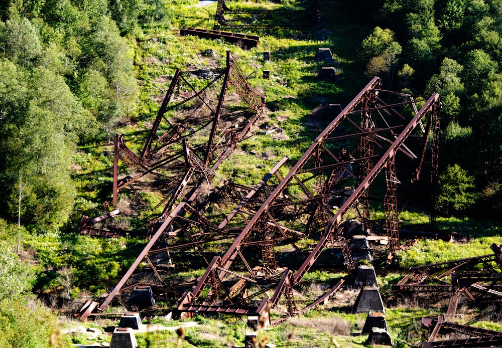 Luftaufnahme einer Bahnstrecke im Wald