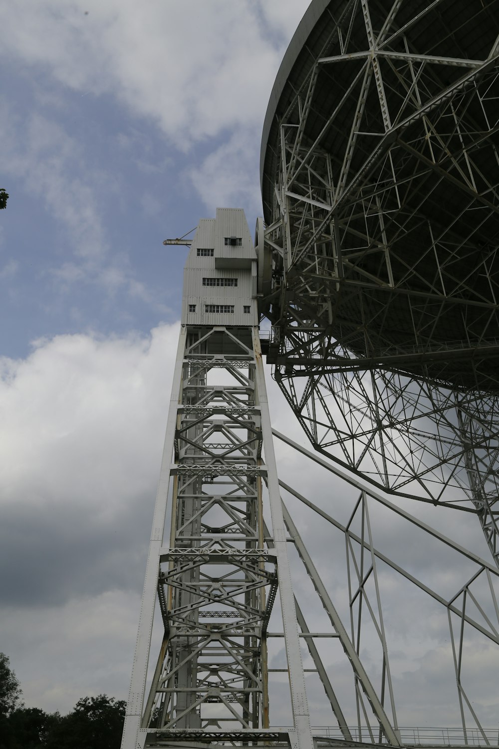 une grande structure métallique assise sous un ciel nuageux