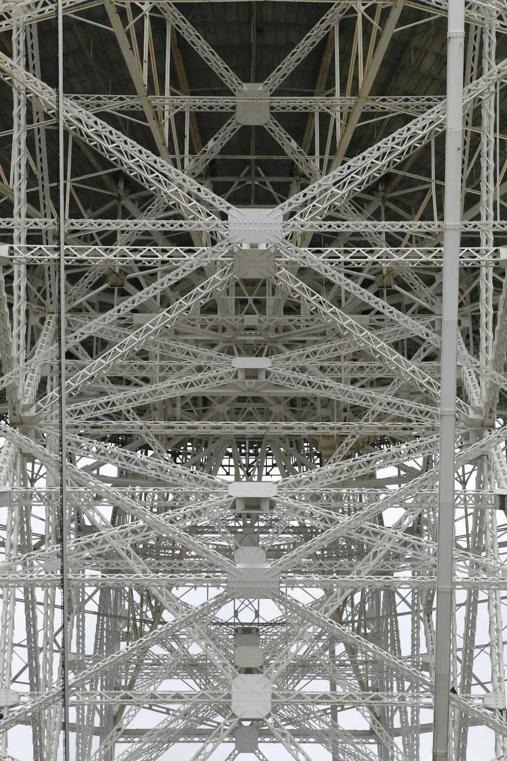 une grande structure métallique surmontée d’une horloge