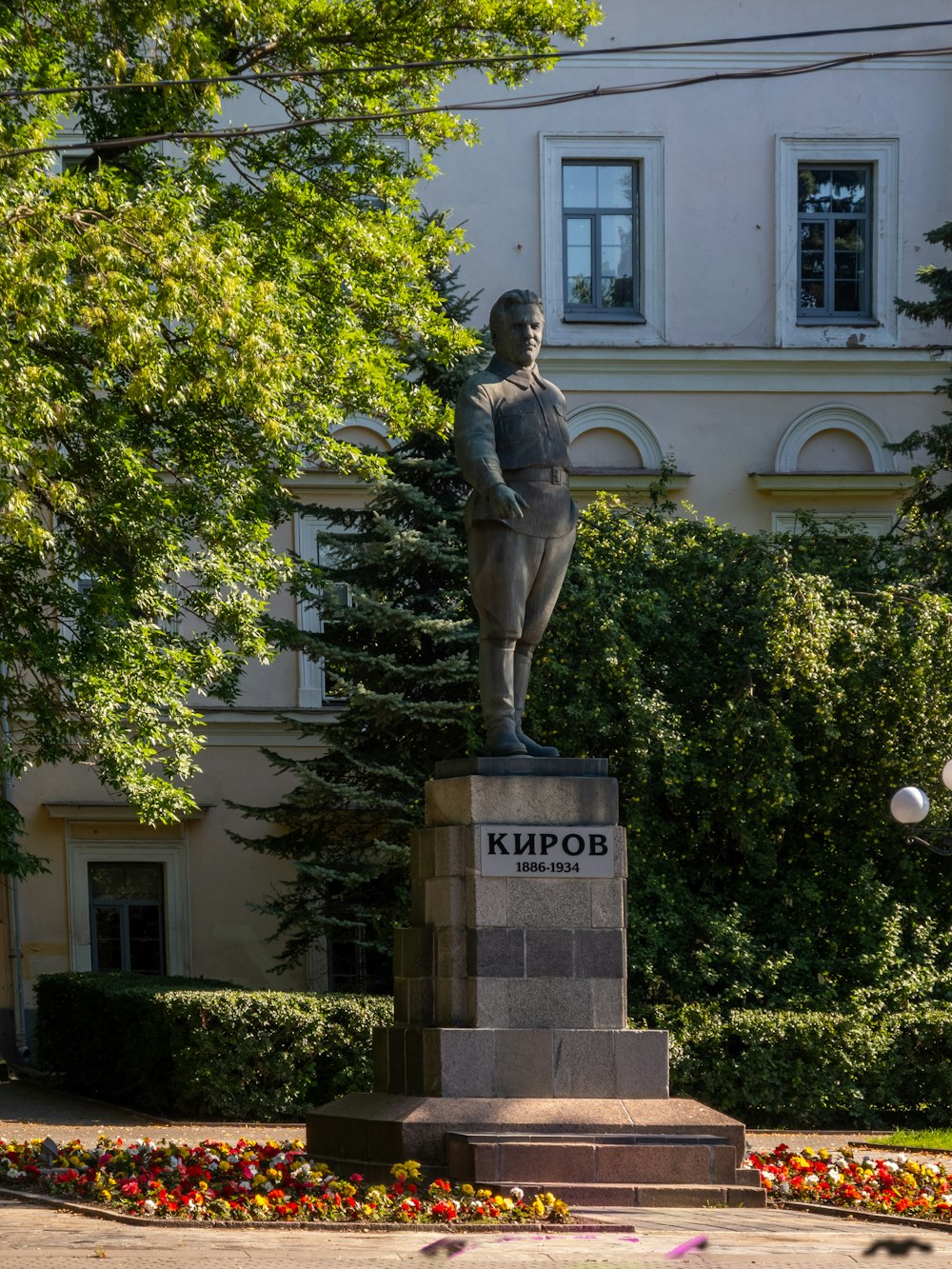 a statue of a man in front of a building