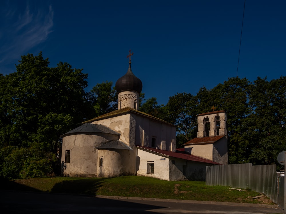 eine alte Kirche mit einem Kirchturm und einem Kirchturm auf der Spitze