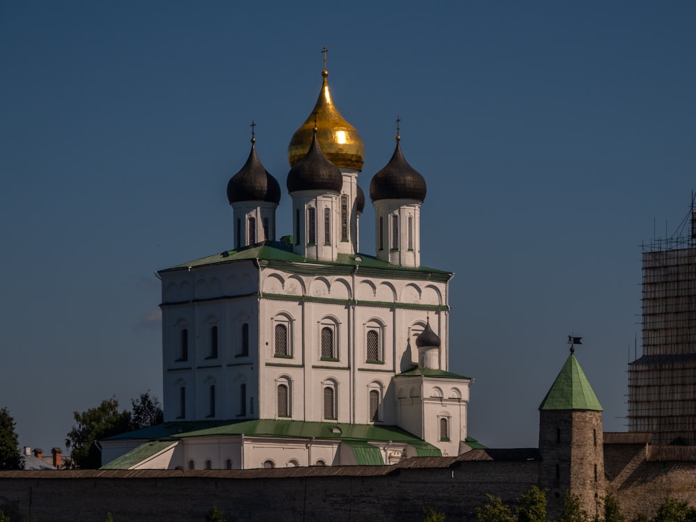 Ein großes weiß-grünes Gebäude mit goldenen Kuppeln