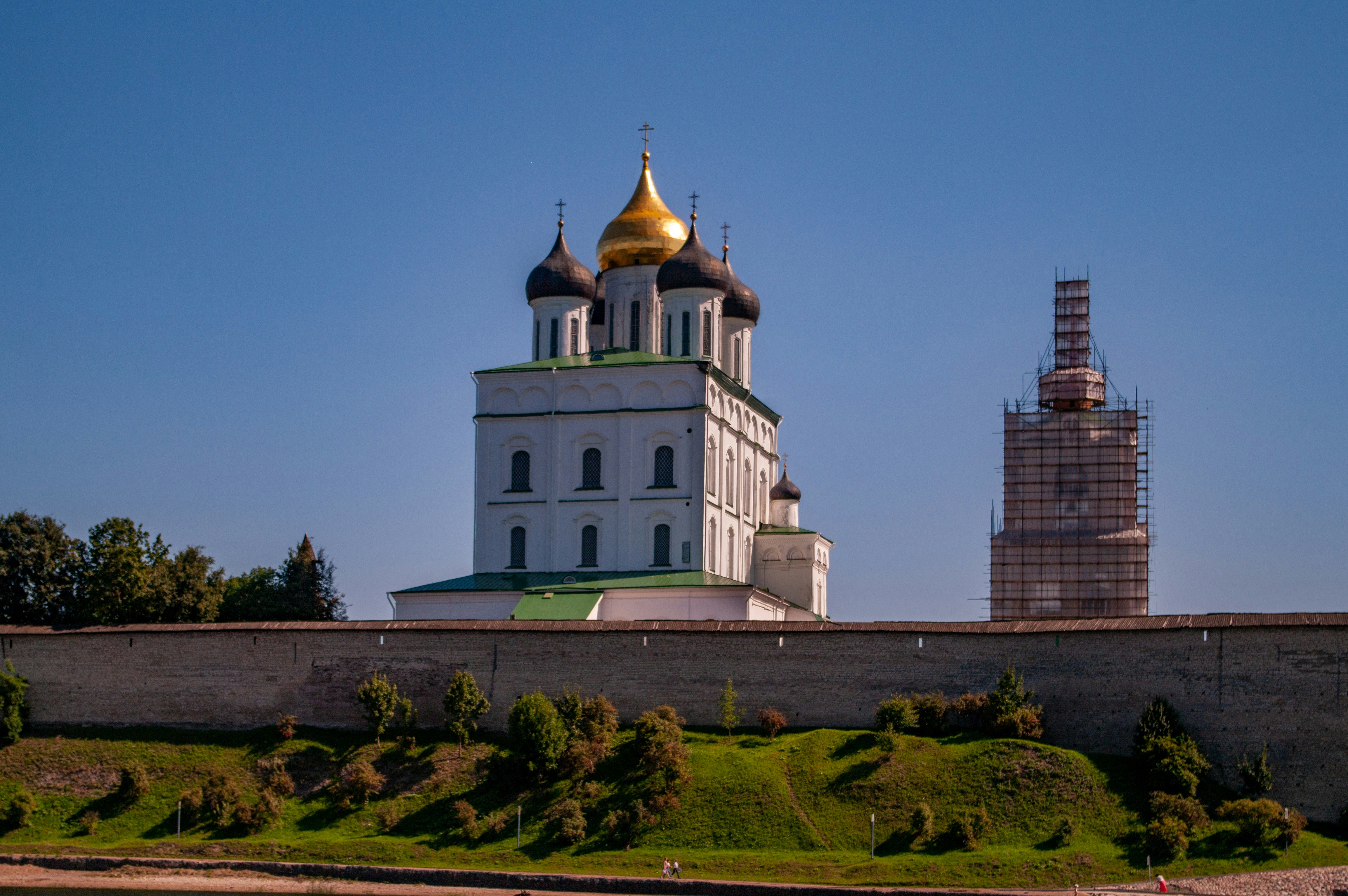 A large white building with gold domes on top photo – Free City Image ...