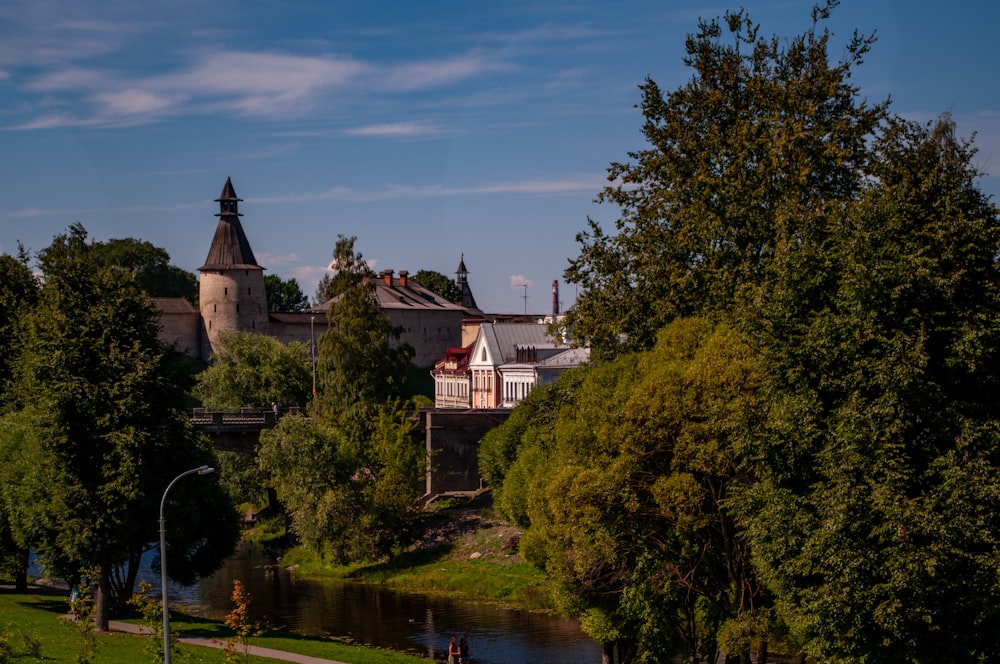 Ein Fluss, der durch einen üppigen grünen Wald fließt