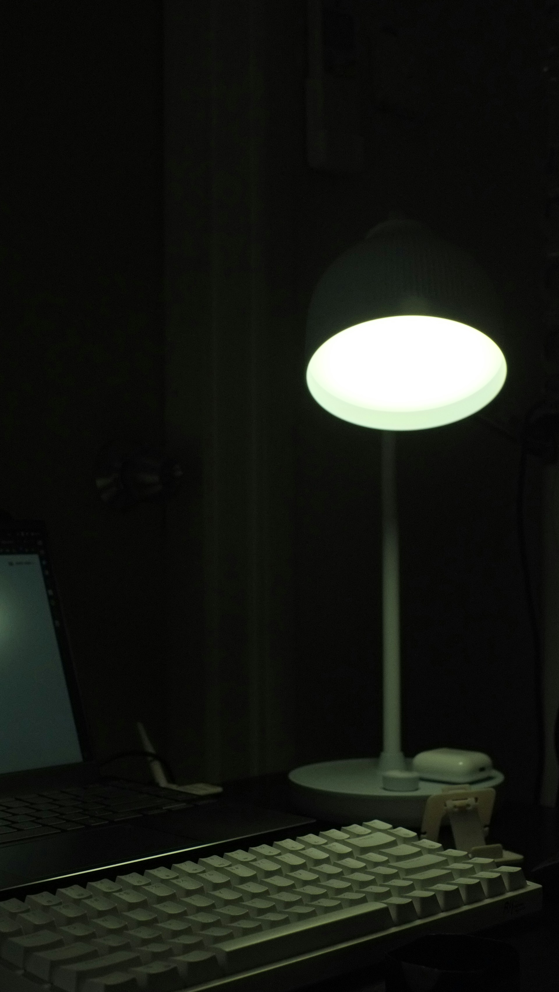 gray computer monitor