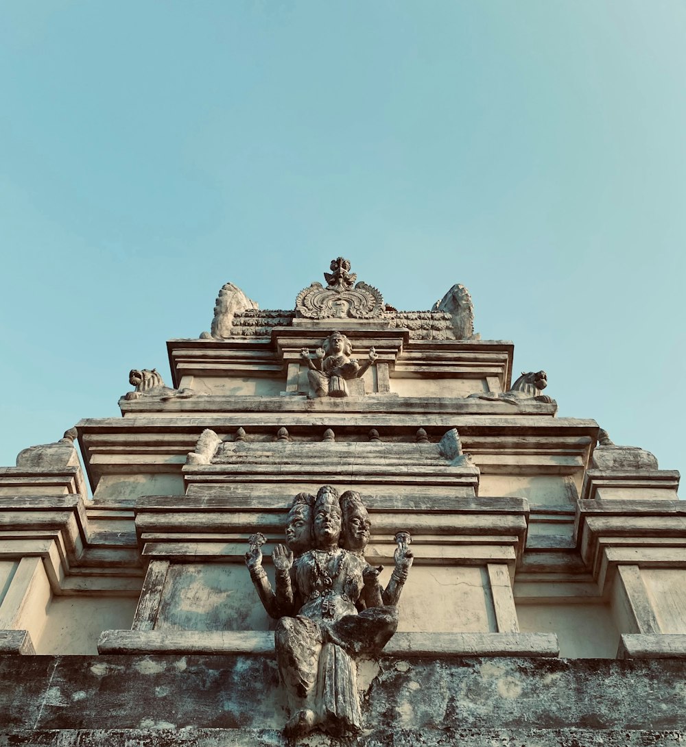 una estatua en el costado de un edificio