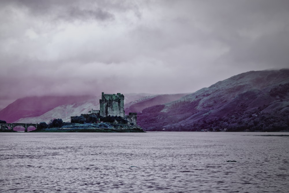 Un château sur une île au milieu d’un lac