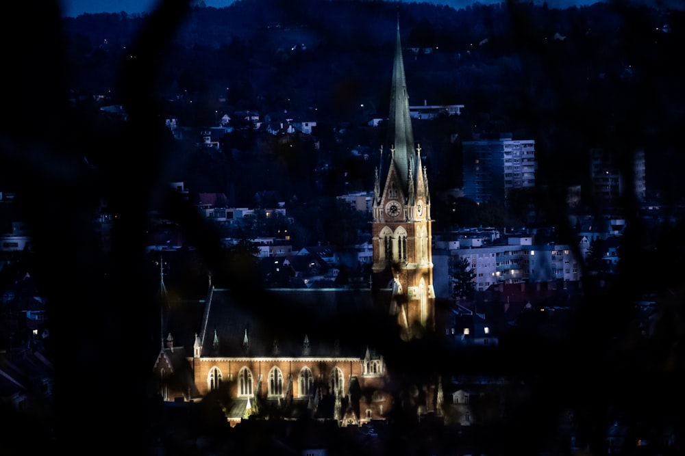 une vue d’une ville la nuit de loin