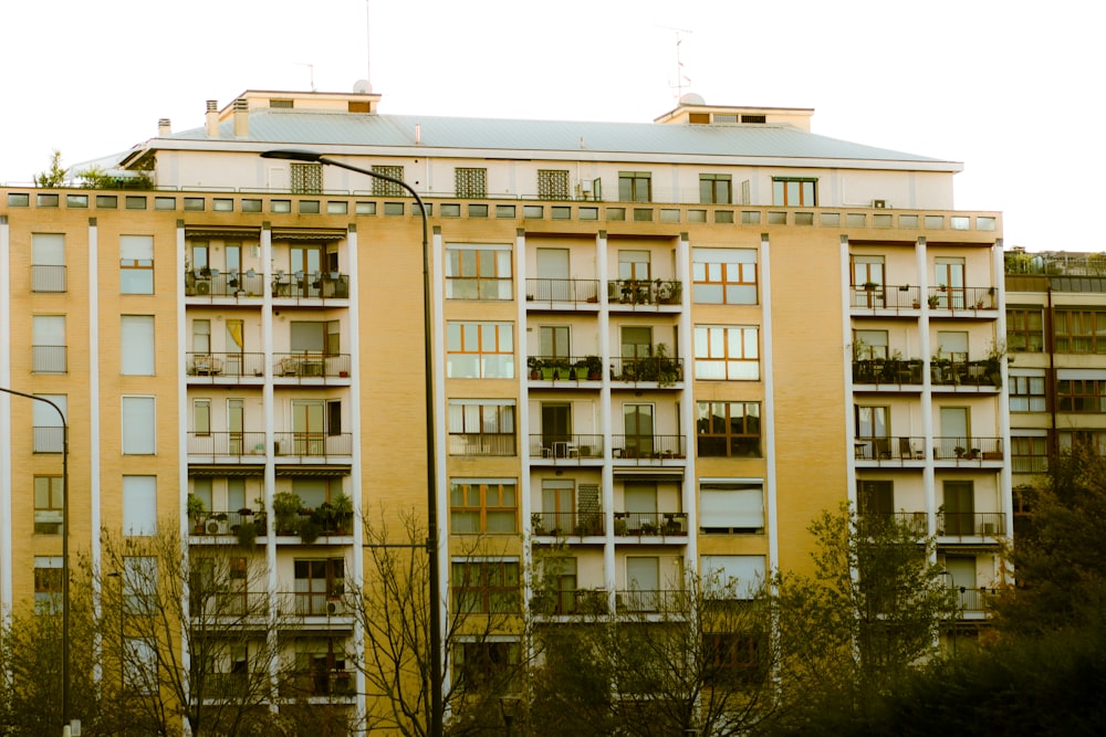 un edificio alto con balconi e balconi in cima