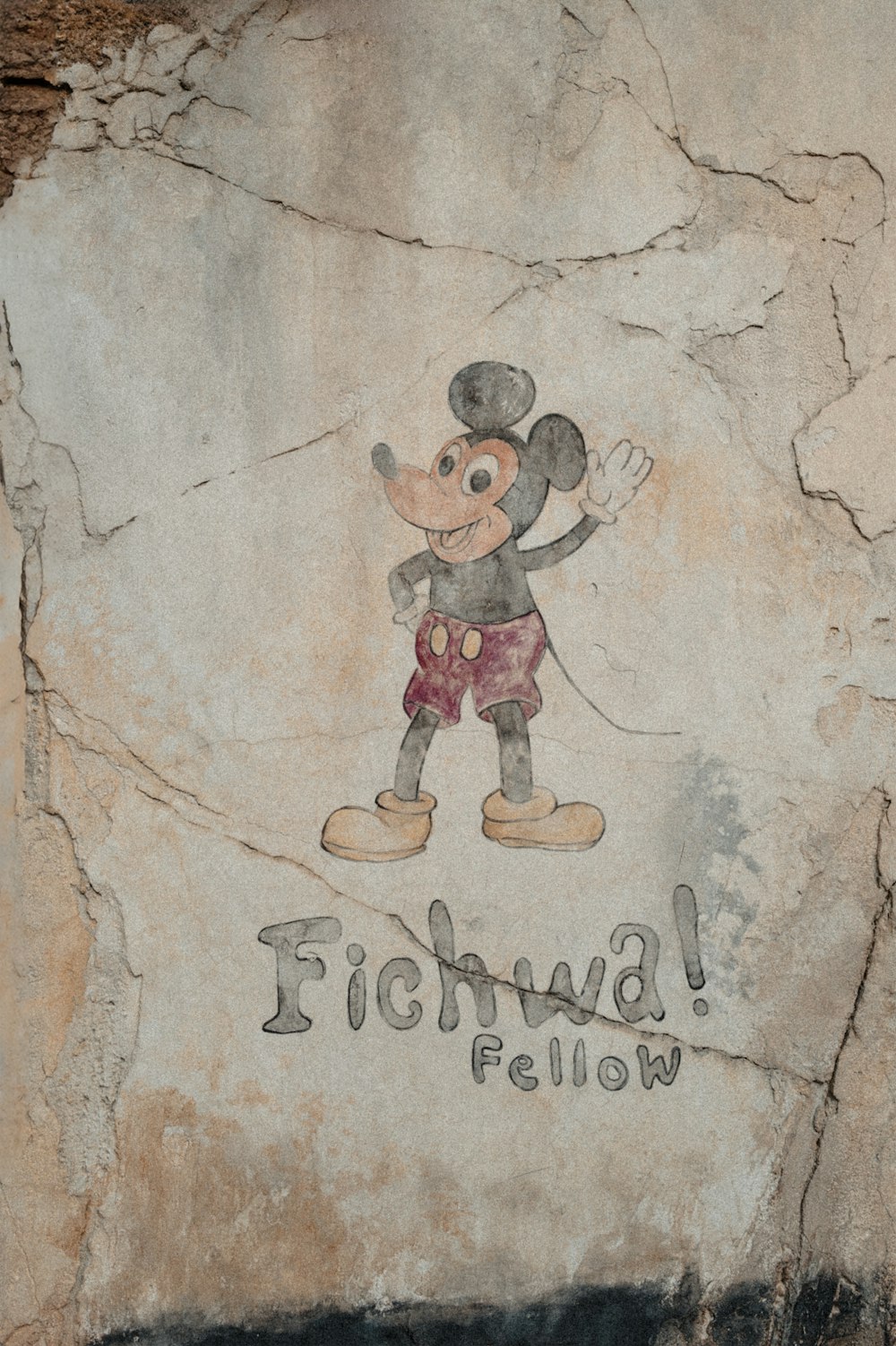 Una pintura de un Mickey Mouse en el costado de un edificio