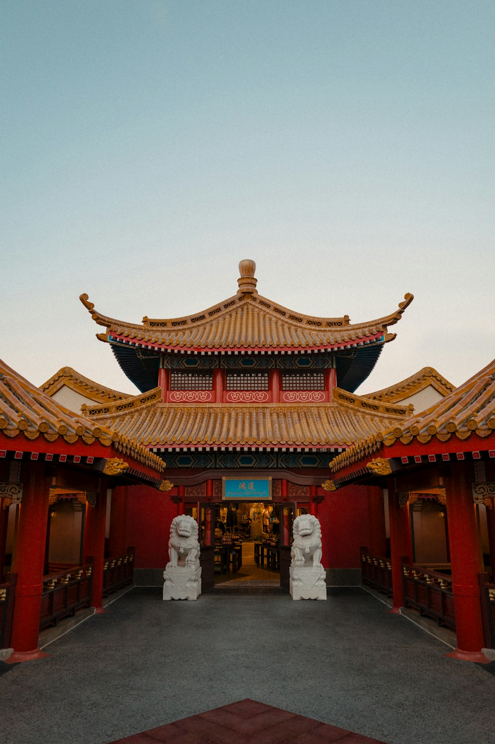 Un edificio chino con estatuas frente a él