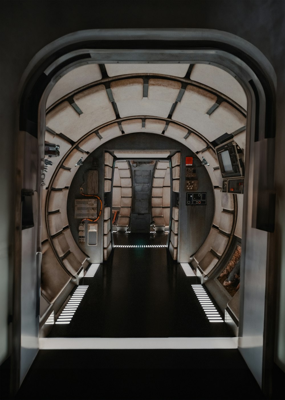Ein Flur in einem Gebäude im Science-Fiction-Stil mit einer Tür, die zu einem anderen Raum führt