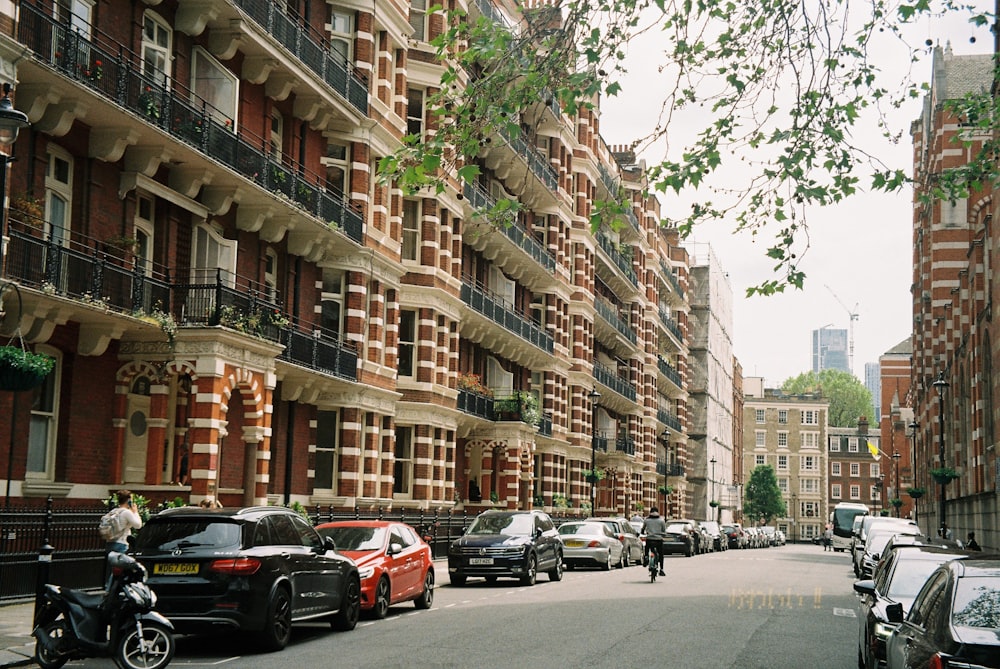 Eine Stadtstraße mit vielen geparkten Autos