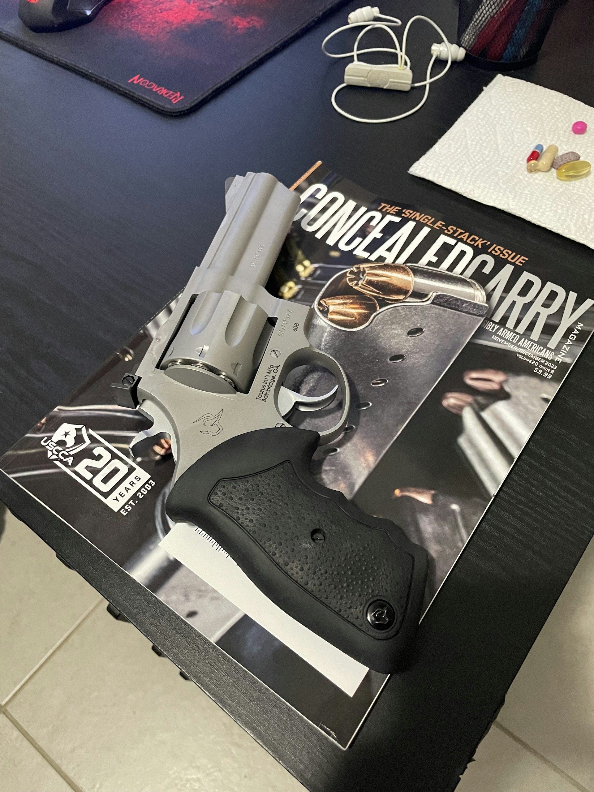 gray computer monitor