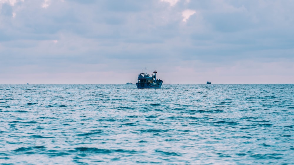 Un bateau de pêche au milieu de l’océan