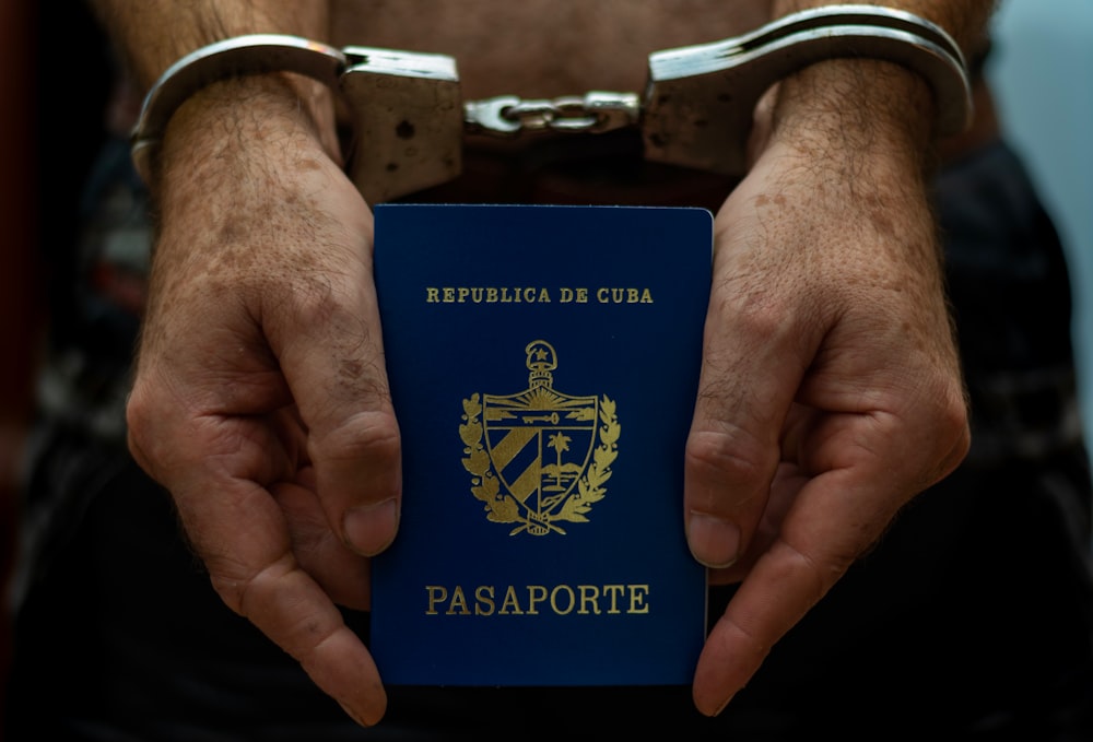 una persona che tiene in mano un passaporto