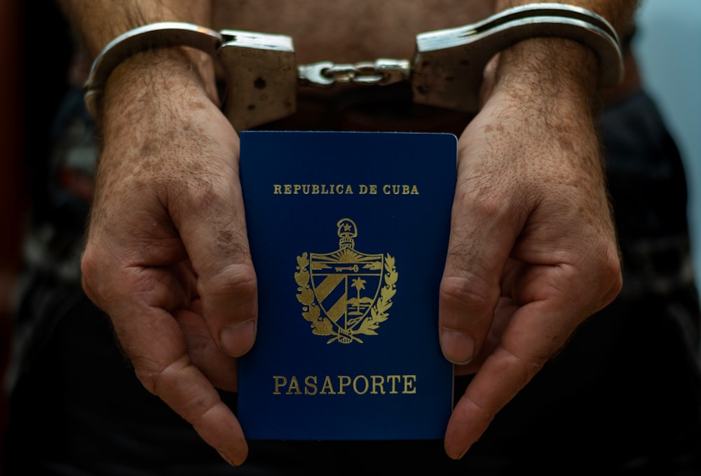 una persona con un pasaporte en la mano