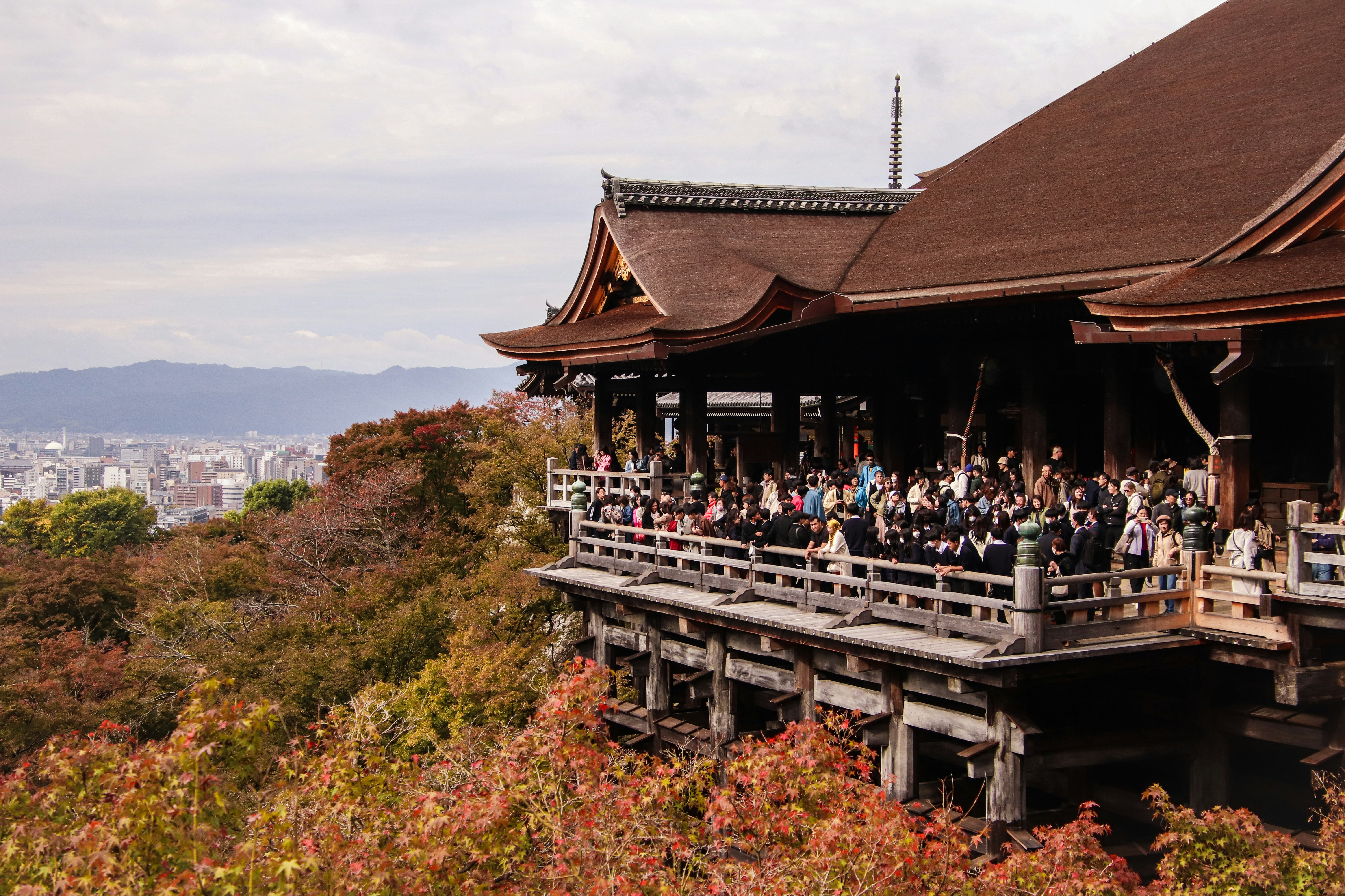 Eine Gruppe von Menschen, die auf dem Dach eines Holzgebäudes stehen