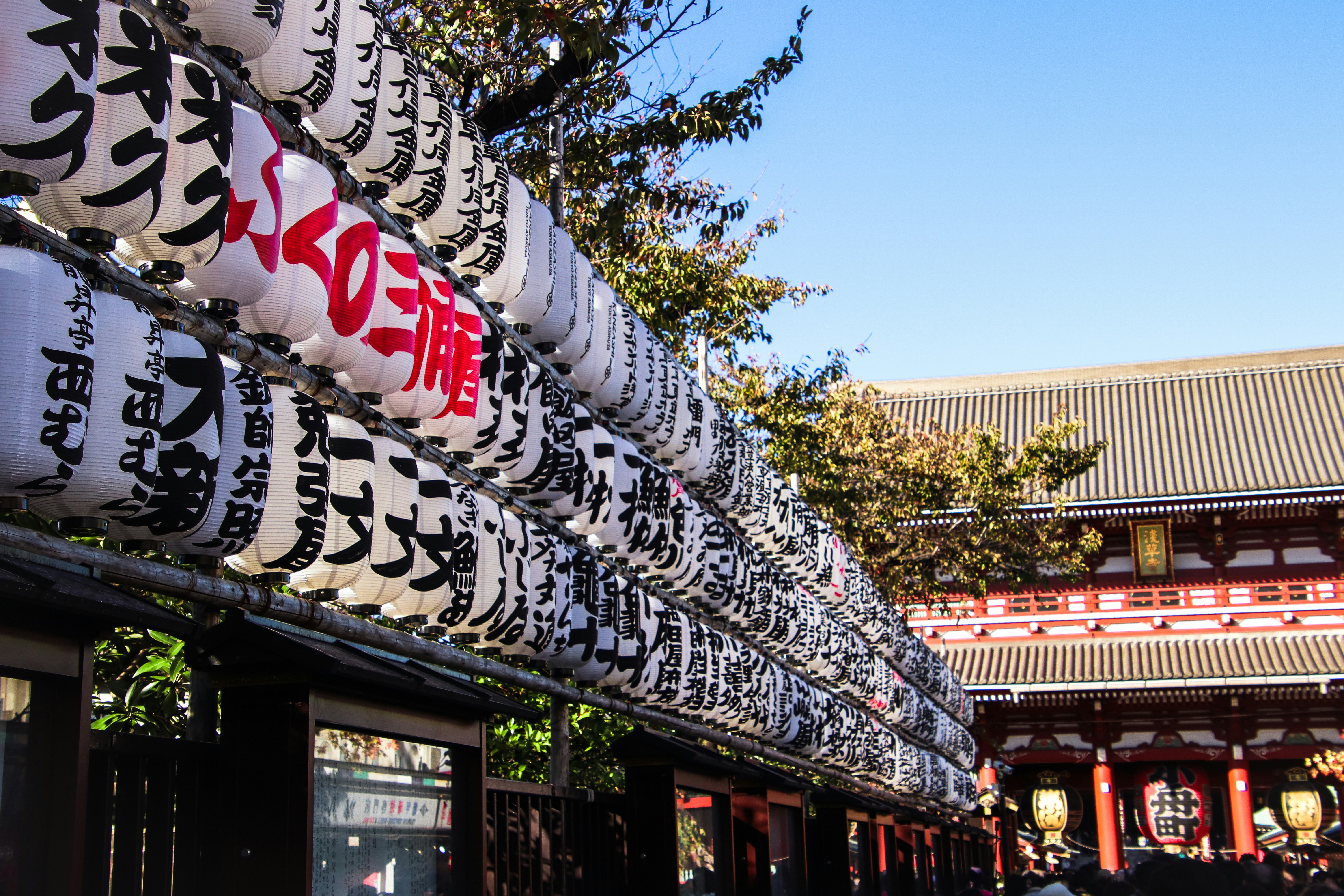 Eine Gruppe von Menschen, die eine Straße neben einem Gebäude entlang gehen