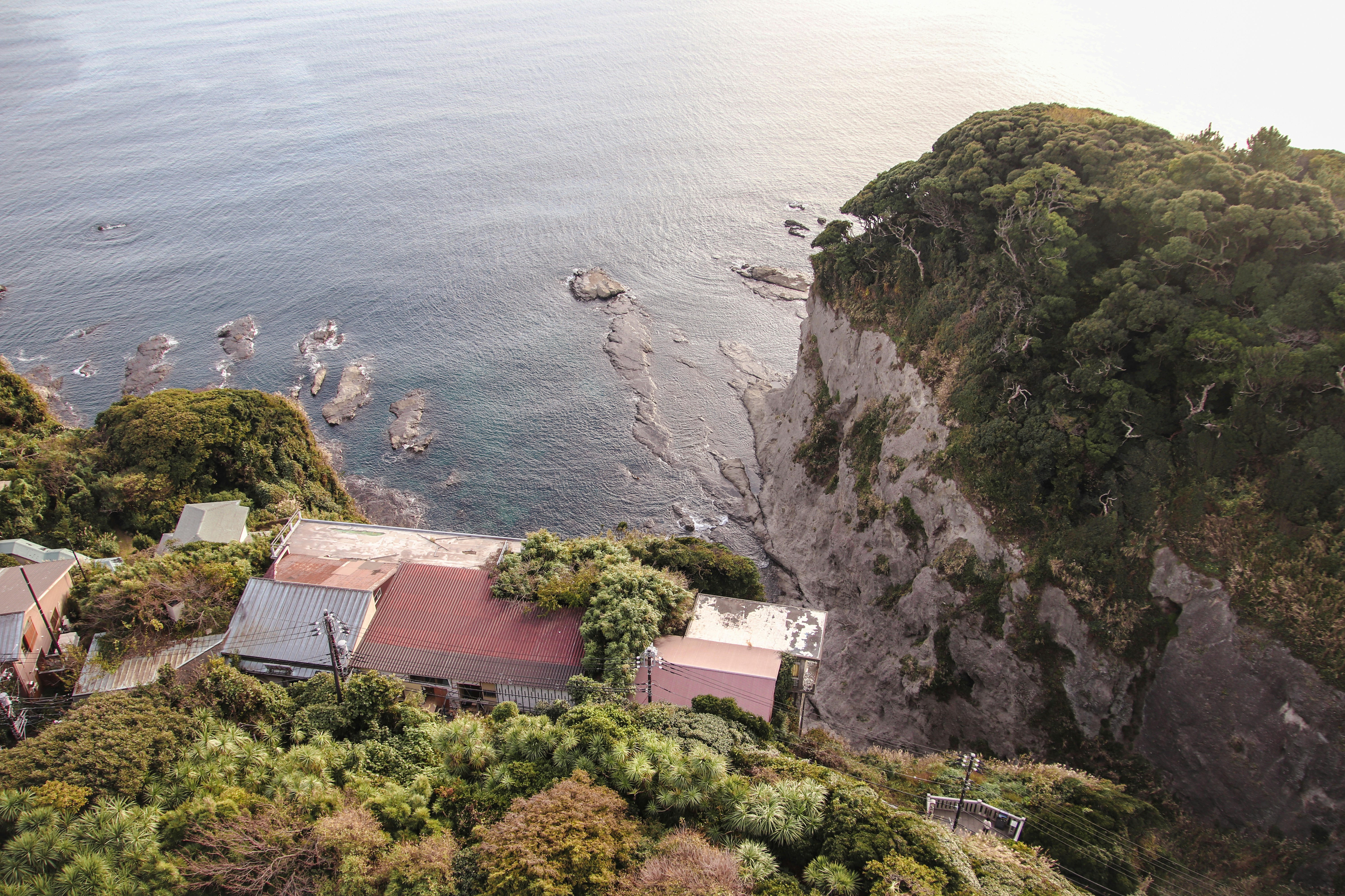 Luftaufnahme eines Hauses am Rande einer Klippe