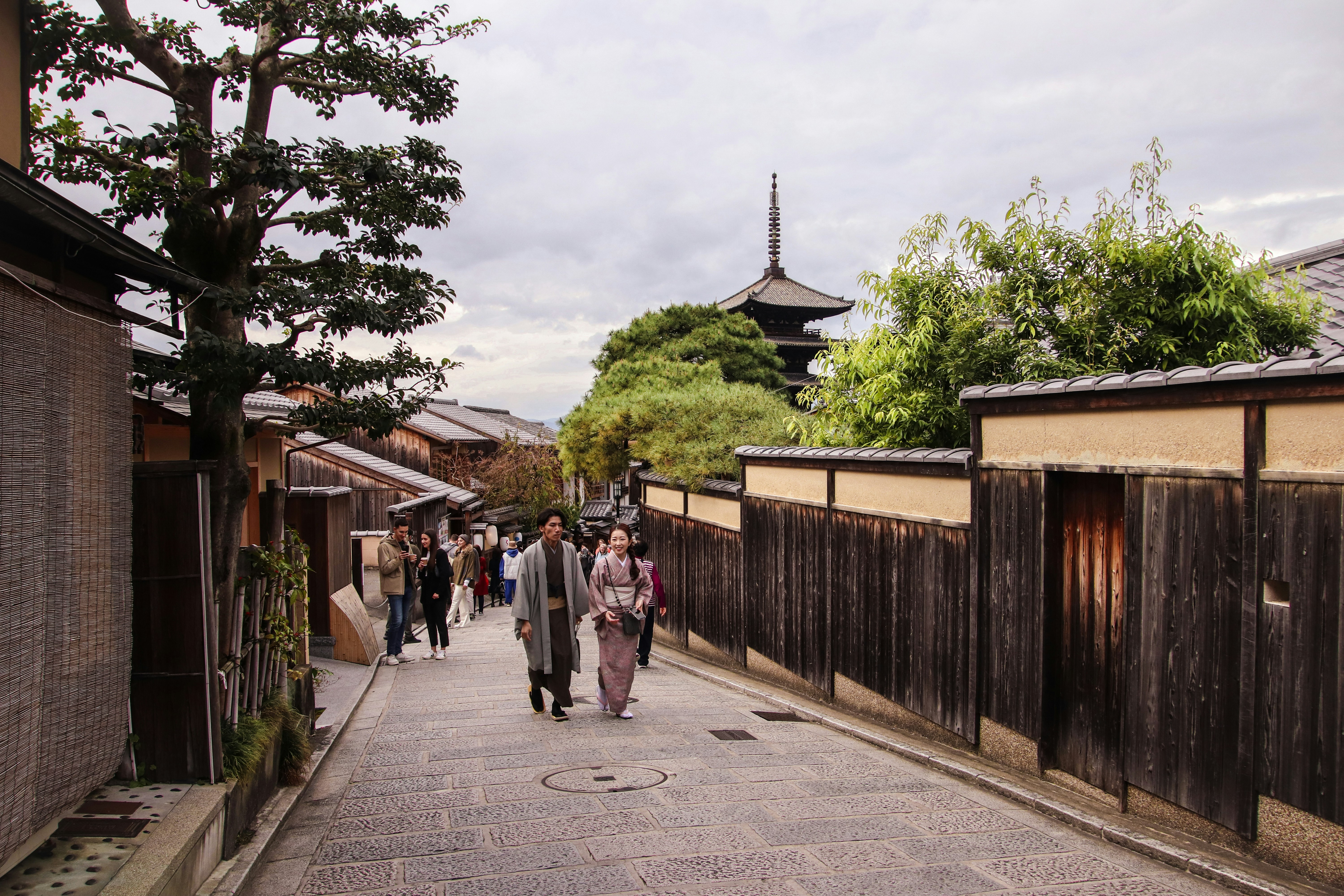 eine Gruppe von Leuten, die eine Straße entlang gehen