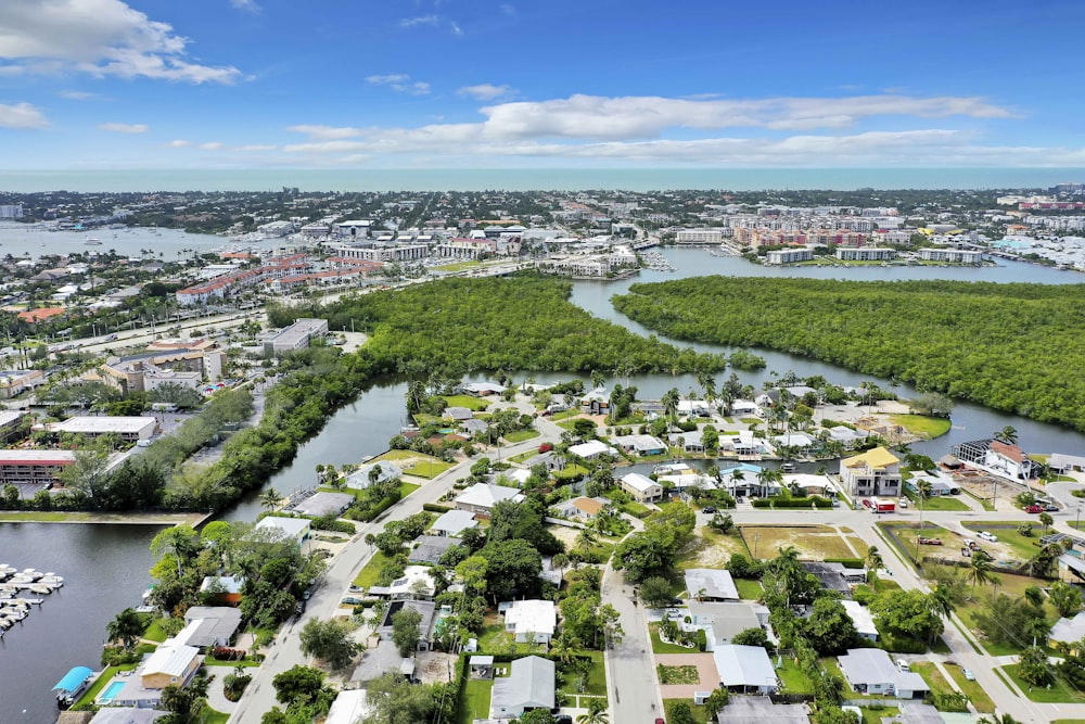 Eine Luftaufnahme einer Stadt und eines Flusses