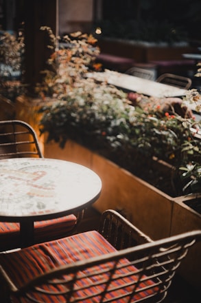 Cozy outdoor seating area at Al Circolino Pizzeria surrounded by greenery.