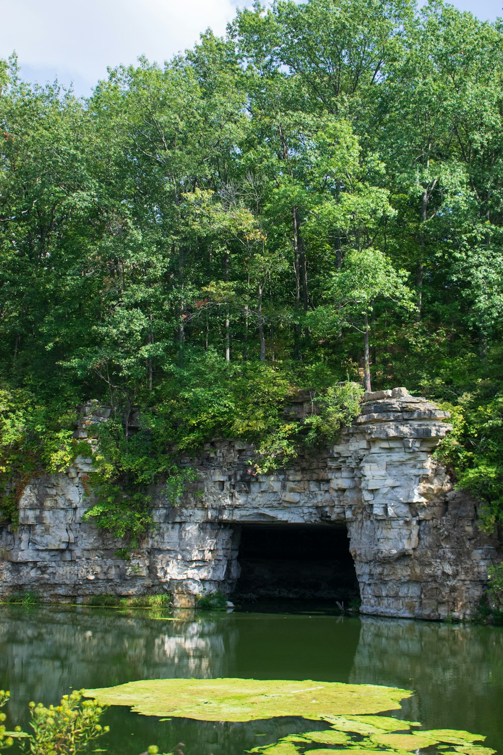 un lago con una cueva en el centro