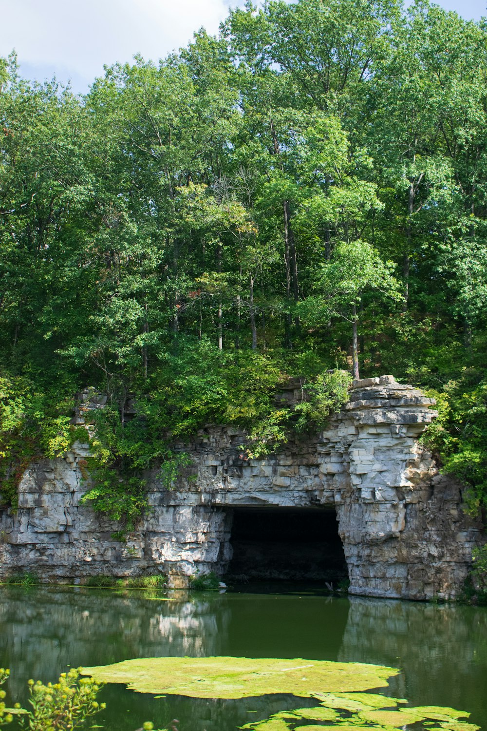 ein See mit einer Höhle in der Mitte