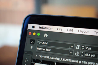 gros plan d'un écran d'ordinateur avec un clavier