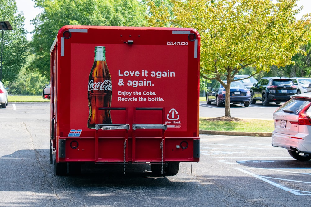 Ein Coca-Cola-LKW parkt auf einem Parkplatz