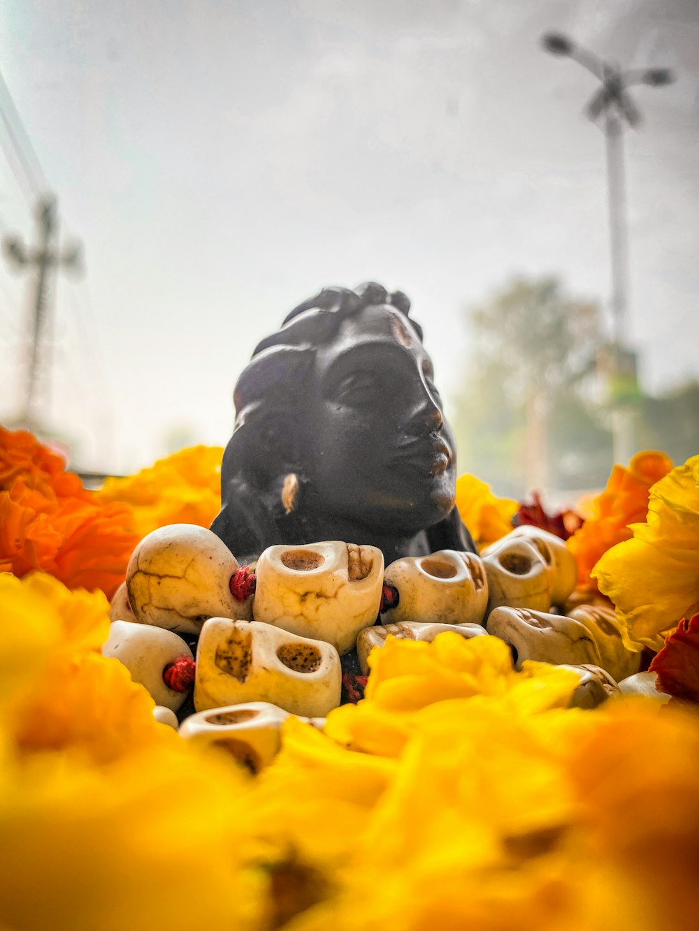 Una estatua de un elefante rodeado de flores