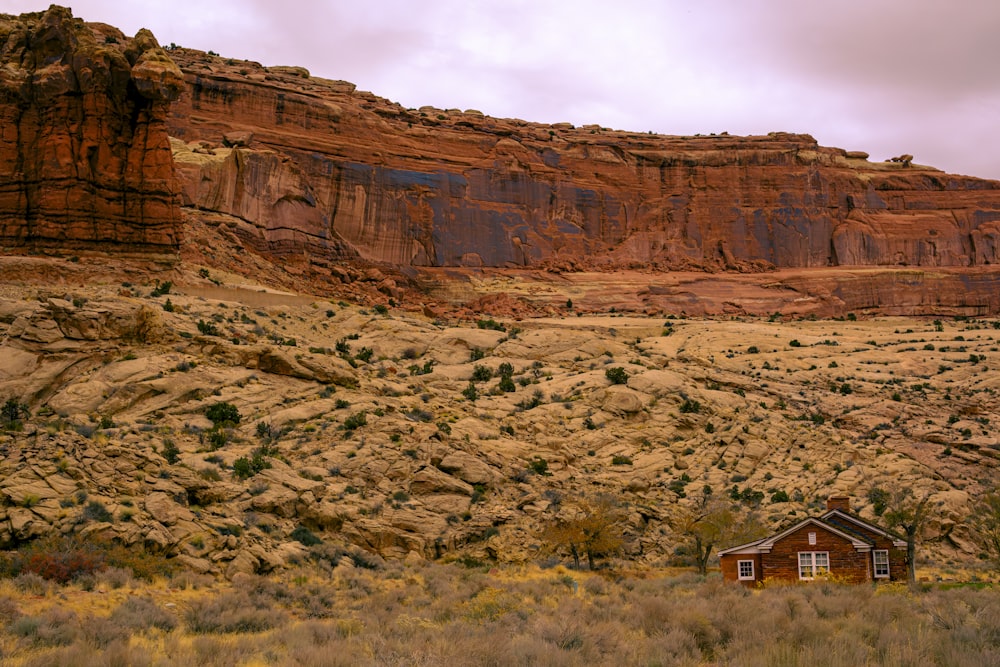 a small cabin in the middle of a desert