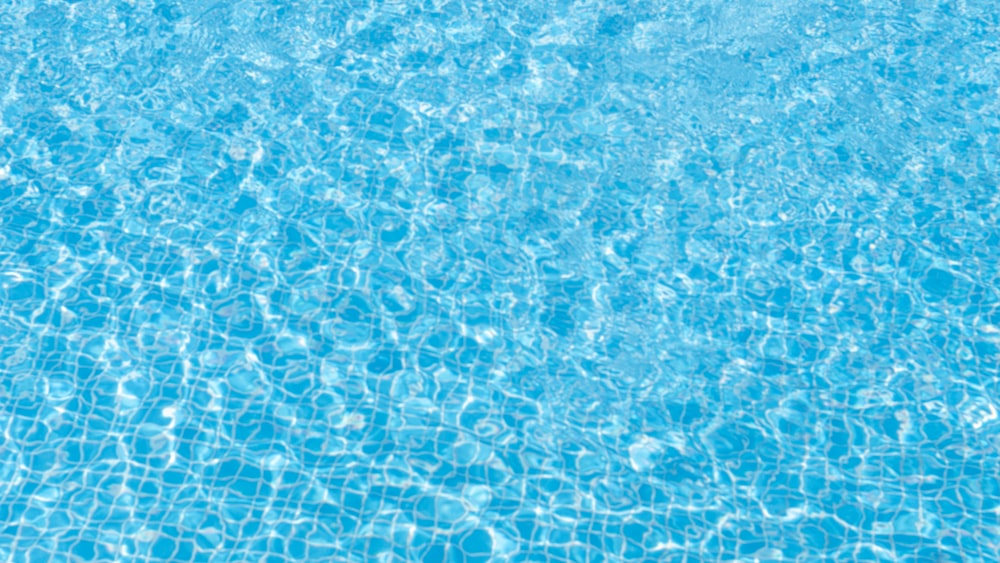 ein Schwimmbad mit blauem Wasser und blauem Himmel