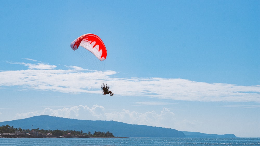 a person is para sailing in the ocean